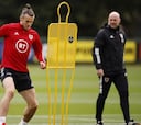 Rob Page, seleccionador de Gales: "Hablo con Bale y adapto los entrenamientos"