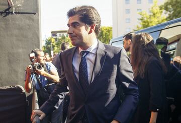 Ángel Haro García, presidente del Betis, en la capilla ardiente de José Antonio Reyes en el estadio Sánchez Pizjuán.