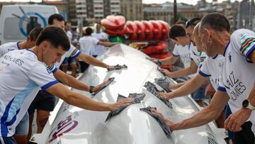 SAN SEBASTIÁN, 07/09/2025.- Miembros de la tripulación de La Donostiarra pulen la embarcación antes de disputar la primera jornada de la Bandera de La Concha, celebrada este domingo en aguas de San Sebastián, que agrupaba a tres claros aspirantes al triunfo: Orio, Urdaibai y Zierbena, lo que generó un nivel alto por la competencia de estas favoritas y que elevó los tiempos a otra dimensión de casi récord sobre una mar calmada y perfecta para los botes más rápidos. EFE/Juan Herrero