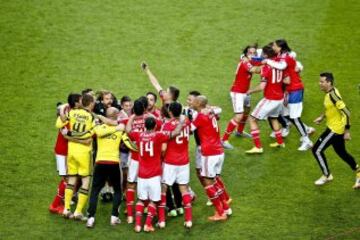 Los jugadores del  Benfica celebran sobre el terreno de juego su 33º título nacional, entrando en la historia del fútbol europeo. El equipo encarnado sumó los tres puntos de la jornada gracias a dos goles de Lima que le dejan a siete puntos de ventaja sobre el Sporting y a dieciocho del Oporto.