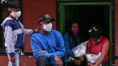 Familias de escasos recursos recibiendo ayudas en medio de la pandemia