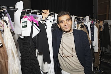 Adolfo Domínguez Fernández (1950) es un empresario español, cuya compañía lleva su mismo nombre. Principal accionista, con un 31,5 %, presidió la empresa durante veinte años hasta mayo de 2020 que cedió la presidencia ejecutiva a su hija Adriana Domínguez permaneciendo como consejero dominical. En los años 1970 regresa a Orense y crea la empresa textil, con la apertura de la primera tienda Adolfo Domínguez en España.
Años más tarde contrae matrimonio con Elena González Álvarez, madre de sus tres hijas. En 1984 comienza el proceso de expansión de Adolfo Domínguez con la apertura de nuevas tiendas en Madrid y en Barcelona.
Adolfo Domínguez se convierte en el primer diseñador español que lanza una colección de perfumes con su propio nombre. Comienzan a comercializarse nuevos productos: marroquinería, ropa interior y gafas; y se abre la primera tienda en el extranjero (Portugal, 1994).
El año 1997 es clave para Adolfo Domínguez: su empresa se convierte en la primera casa de moda de España en salir a bolsa.