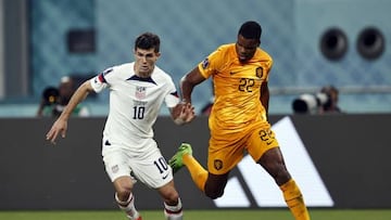 AL-RAYYAN - (l-r) Christian Pulisic of United States, Denzel Dumfries of Holland during the FIFA World Cup Qatar 2022 round of 16 match between Netherlands and United States at Khalifa International stadium on December 3, 2022 in AL-Rayyan, Qatar. ANP MAURICE VAN STONE (Photo by ANP via Getty Images)