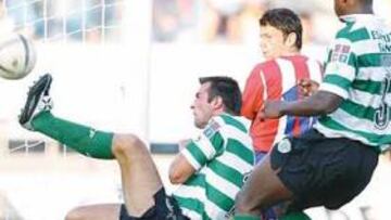 <b>EL PRIMER GOL. </b>Kezman acompañó la jugada en la que Torres remató de cabeza para hacer el 1-0. Los defensas no pudieron sacar el balón.