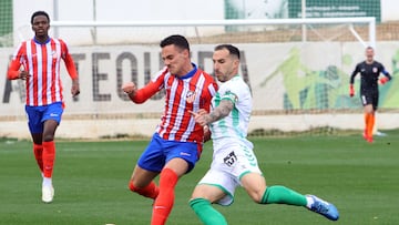 Diego Bri pugna por un balón durante el partido contra el Antequera.