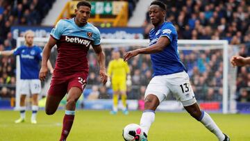 Yerry Mina sale lesionado en juego de la Carabao Cup