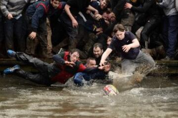 En Ashbourne se celebra todos los años el tradicional partido de fútbol medieval inglés en el que la mitad del pueblo intenta llevar el balón (relleno de corcho para poder flotar) hasta el molino del equipo rival para anotar. Sólo una persona tiene el privilegio de marcar por cada equipo.