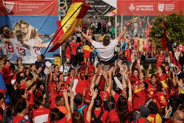 Carlos García Cuenca, manteado por sus jugadoras y la Marea Naranja.
