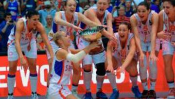 Las serbias celebran el t&iacute;tulo con el trofeo.