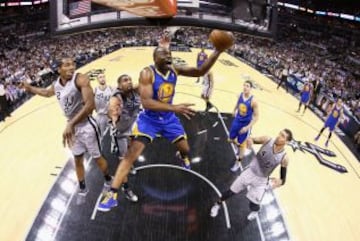 Spurs 109 - Warriors 91 (3-2). Carl Landry de los Warriors.