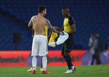 Al final, “Lio” intercambió su playera y se le vio contento por comandar a los suyos a su primer triunfo en estas eliminatorias.