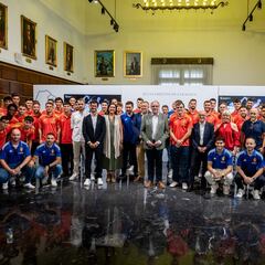 El Real Zaragoza realiza la ofrenda a la Virgen y es recibido en el Ayuntamiento