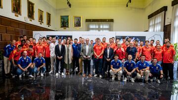 Foto de familia de la recepción en el Ayuntamiento.