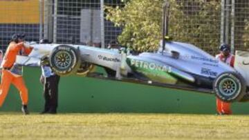 El coche de Hamilton, elevado por la gr&uacute;a.