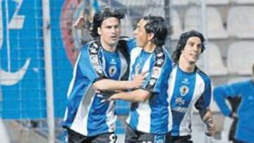 <b>CABEZA SALVADORA. </b>Moisés García celebra, junto con sus compañeros Ariel Montenegro y Sergio Fernández, el gol marcado en el 83'.
