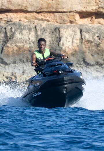 Vinicius Junior disfruta de unos días de vacaciones en la isla de Ibiza.