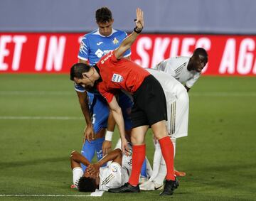 Lesión de Varane. El francés chocó en la salida de un corner con Etxeita y fue sustituido en la pausa para la hidratación.