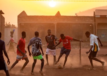 Un grupo de personas disputa un partido de fútbol en Korhogo, al norte de Costa de Marfil, sede de la Copa Africana de Naciones. Está claro que para disfrutar de tu deporte favorito no necesitas grandes lujos, y que con ilusión se puede practicar aun cuando no dispongas de las equipaciones e instalaciones adecuadas.
