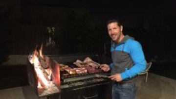 Simeone, preparando una barbacoa