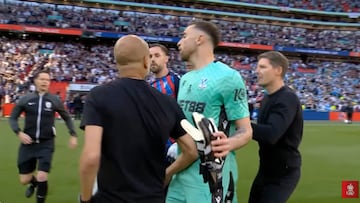 Guardiola pierde los nervios con el portero rival tras perder la final