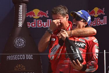 Celebración del piloto español en el podio del Gran Premio de San Marino de MotoGP.