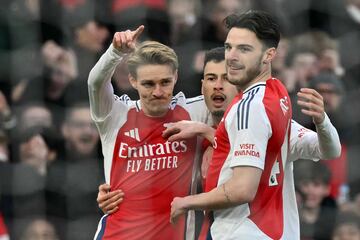 Arsenal's Norwegian midfielder #08 Martin Odegaard (L) celebrates with teammates after scoring the opening goal of the English Premier League football match between Arsenal and Manchester City at the Emirates Stadium in London on February 2, 2025. (Photo by Glyn KIRK / AFP) / RESTRICTED TO EDITORIAL USE. No use with unauthorized audio, video, data, fixture lists, club/league logos or 'live' services. Online in-match use limited to 120 images. An additional 40 images may be used in extra time. No video emulation. Social media in-match use limited to 120 images. An additional 40 images may be used in extra time. No use in betting publications, games or single club/league/player publications. / 