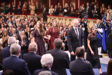 La Princesa Leonor, la Infanta Sofía, el Rey Felipe y la Reina Letizia a su llegada a la ceremonia de los Premios Princesa de Asturias 2025.