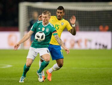 Kroos ante Paulinho en el Alemania-Brasil. 180 minutos. 3.793 km