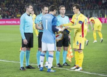 Saludo entre los capitanes de ambas selecciones.