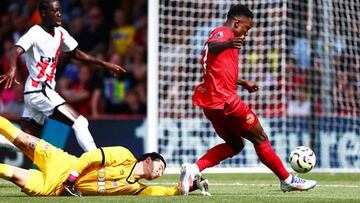 Cazó un rebote que con velocidad y habilidad resolvió sin problema.