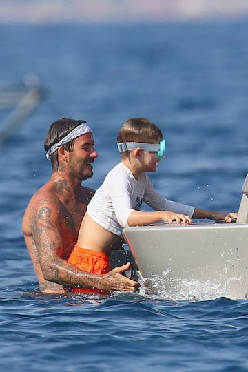 El exfutbolista británico disfruta de unos días de descanso en las playas francesas de Cannes. Le acompañan su mujer Victoria, sus hijos y el cantante Elton John.