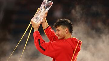 MIAMI GARDENS, FLORIDA - MARCH 30: Jakub Mensik of the Czech Republic lifts the championship trophy after defeating Novak Djokovic of Serbia during the men's singles final on the final day of the Miami Open Presented by Itau 2025 at Hard Rock Stadium on March 30, 2025 in Miami Gardens, Florida. Matthew Stockman/Getty Images/AFP (Photo by MATTHEW STOCKMAN / GETTY IMAGES NORTH AMERICA / Getty Images via AFP)