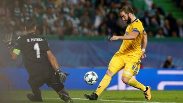 Soccer Football - Champions League - Sporting CP vs Juventus - Estadio Jose Alvalade, Lisbon, Portugal - October 31, 2017 Juventus’ Gonzalo Higuain scores their first goal REUTERS/Pedro Nunes