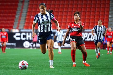  Rebeca Bernal (L) of Monterrey fights for the ball with Aisha Solorzano (R) of Tijuana during the 17th round match between Tijuana and Monterrey as part of the Liga BBVA MX Femenil, Torneo Apertura 2024 at Caliente Stadium on November 03, 2024 in Tijuana, Baja California, Mexico.