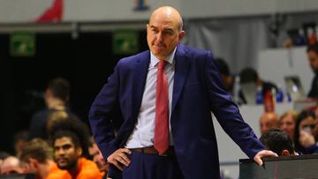 Jaume Ponsarnau, entrenador del Valencia Basket, durante el partido contra el Barcelona.