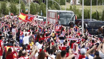 La afición del Atlético espera la llegada del equipo al estadio.