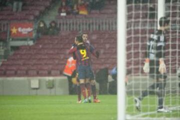 3-1. Alexis celebra el tercer tanto con Montoya.
