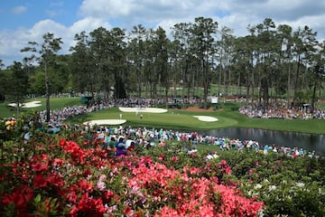 Una de las joyas de la corona del golf estadounidense, dise?ado por Alister MacKenzie y Bobby Jones en 1933 y retocado Tom Fazio hace dos a?os. Trent Jones o Jack Nicklaus tambi¨¦n le han metido mano. Se ubica en la localidad hom¨®nima de Georgia y es sede todos los a?os del Masters de Augusta. Precioso el contraste entre el verde inmaculado de sus calles y greenes y las flores que adornan y dan nombre a cada hoyo. All¨ª se han vestido de verde Seve Ballesteros, Jos¨¦ Mar¨ªa Olaz¨¢bal y Sergio Garc¨ªa, cuya primog¨¦nita, Azalea, se llama igual que el hoyo 13.