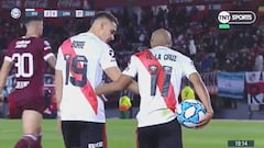 De la Cruz aparta a Borré del balón y luego lanza así el penal