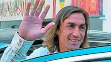 <b>HASTA PRONTO. </b>Javi Navarro se despide tras su comparecencia en la sala de prensa del Pizjuán.