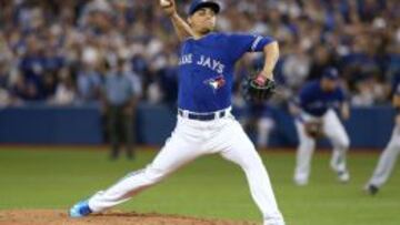 Roberto Osuna consiguió su primer lanzamiento en playoffs.