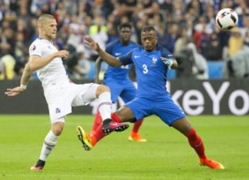 Evra intenta despejar el balón.