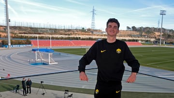 Sepp Kuss posa para AS este mes de enero en la pretemporada del equipo en La Nucía.