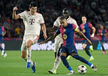 4-1. Hat-trick de Raphinha en un gran contragolpe del conjunto azulgrana. Asistencia de Lamine Yamal al espacio para el brasileño que controla con el pecho, avanza con el balón, dispara cruzado y raso para superar a Manuel Neuer.