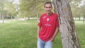 Josetxo posa con una camiseta rojilla