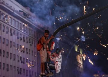 Los aficionados de River celebran el triunfo de su equipo en la Final de la Copa Libertadores ante Boca en la Plaza del Obelisco.