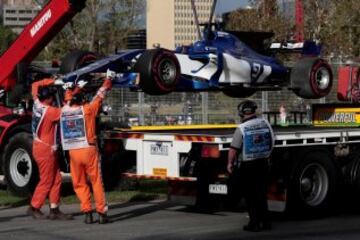 La grúa retira el monoplaza de Marcus Ericsson tras acabar fuera de pista. 