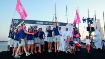 Las tripulantes del barco sueco &#039;Team Sca&#039; festejan su triunfo en la regata costera de Abu Dhabi. 