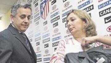 <b>SIN CAUSA.</b> José María Villalón, médico rojiblanco, con Ana Martínez, Responsable de Salud Pública, tras dar el informe de los análisis.