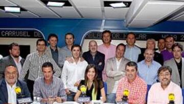 <b>FOTO DE FAMILIA.</b> Presentadores, locutores y colaboradores de la información deportiva posaron juntos.